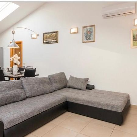 Villa Kuca Za Odmor à Sveti Filip i Jakov Extérieur photo